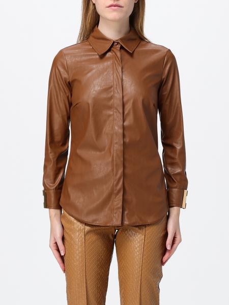 Camicia slim fit Elisabetta Franchi in pelle sintetica con polsini logati