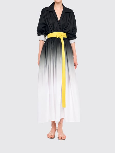 Vestido midi Norma Kamali de crepé con estampado abstracto y escote en V