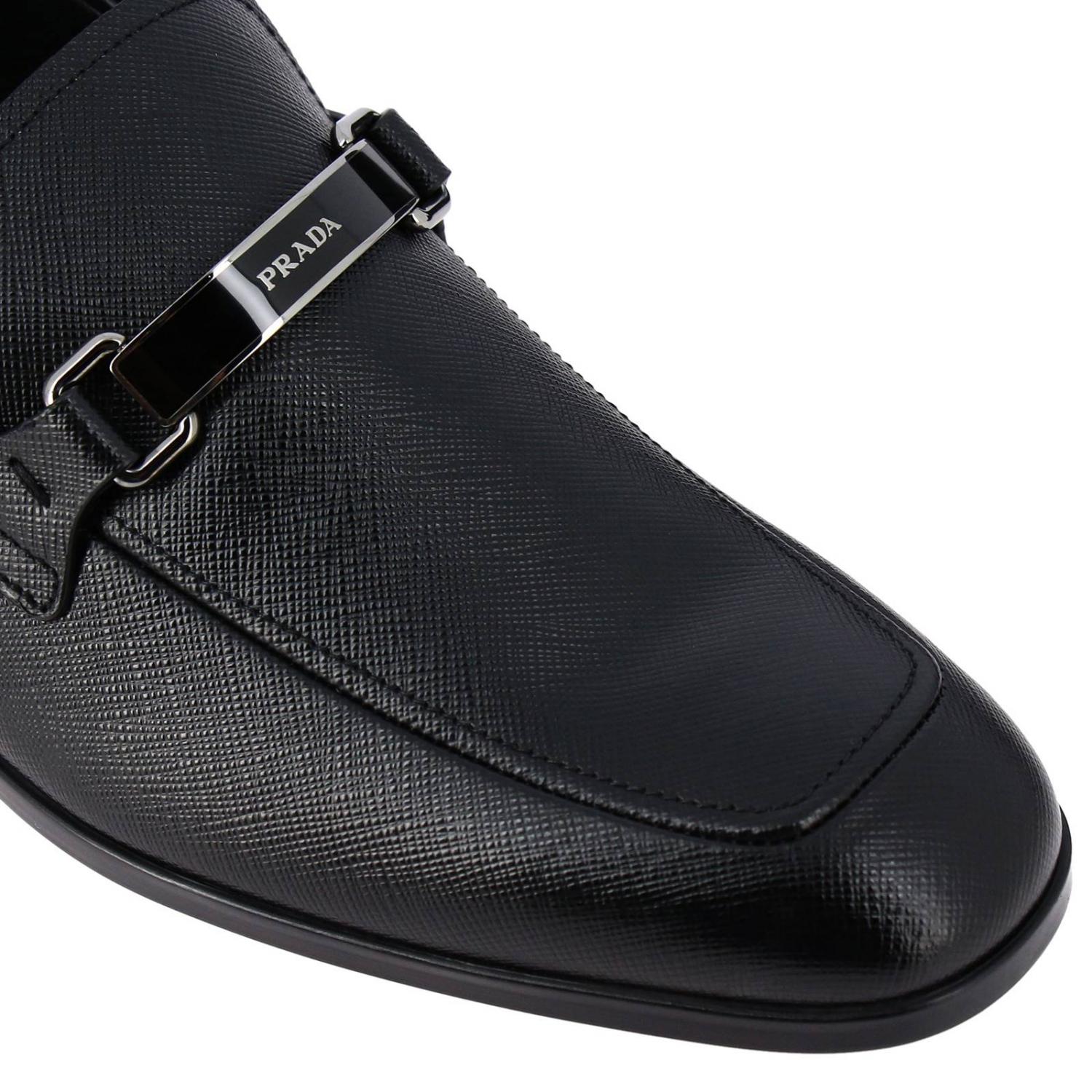 PRADA MOKASSINS: Prada Mokassin aus strukturiertem Leder mit Metallapplikation, Schwarz - Img 3