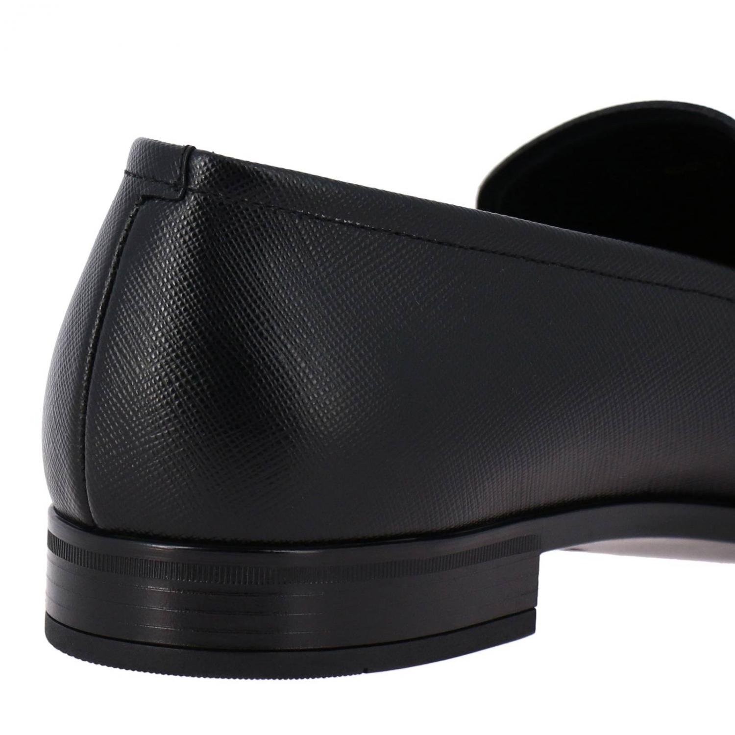 PRADA MOKASSINS: Prada Mokassin aus strukturiertem Leder mit Metallapplikation, Schwarz - Img 4
