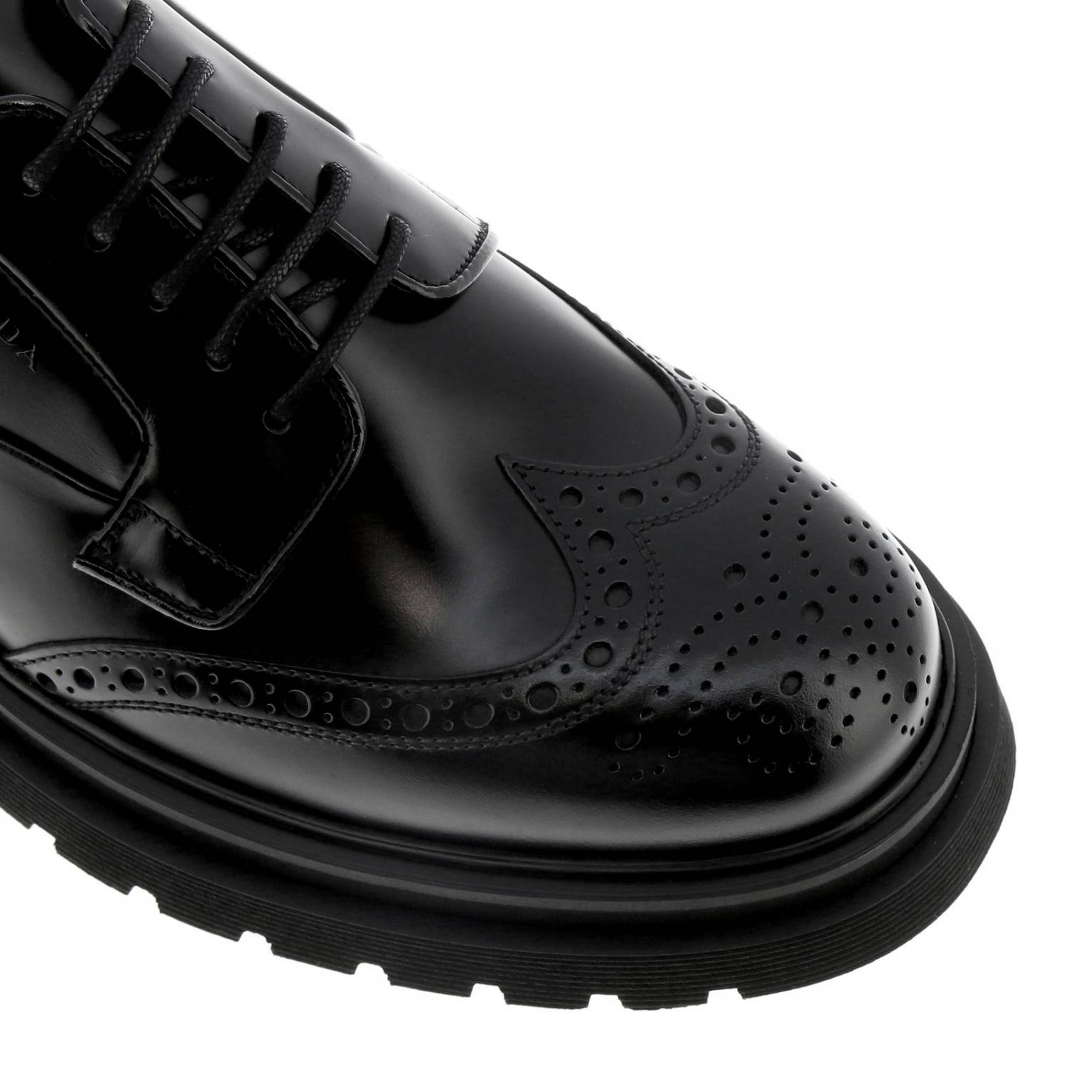 PRADA SCHNÜRSCHUHE: Prada Derby aus gebürstetem Leder mit Schwalbenschwanzmotiv, Schwarz - Img 3
