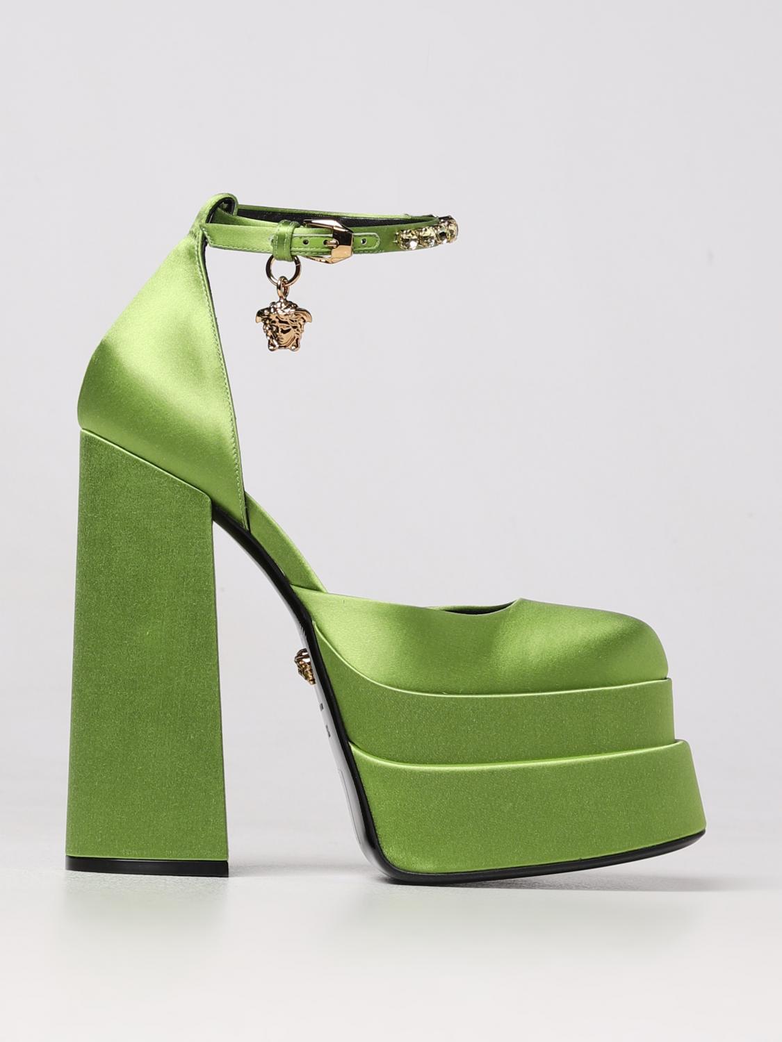 VERSACE SCARPE CON TACCO: Décolléte con plateau Medusa Aevitas Versace in raso con charm, Giallo - Img 1