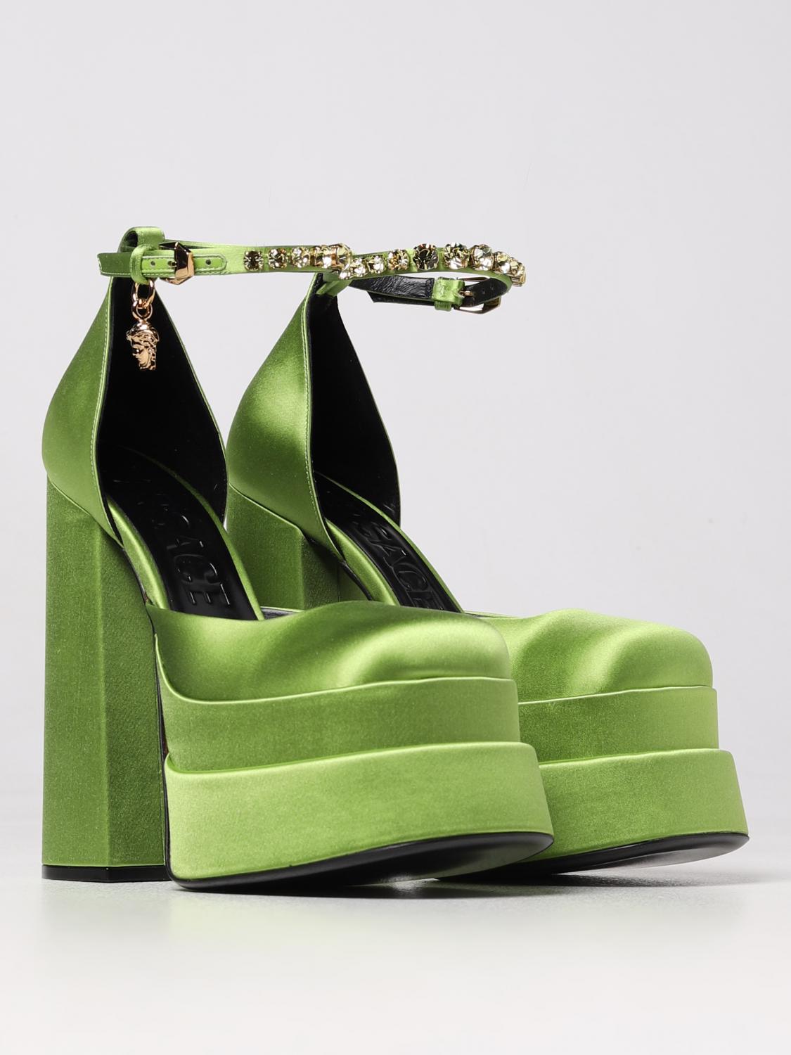 VERSACE SCARPE CON TACCO: Décolléte con plateau Medusa Aevitas Versace in raso con charm, Giallo - Img 2