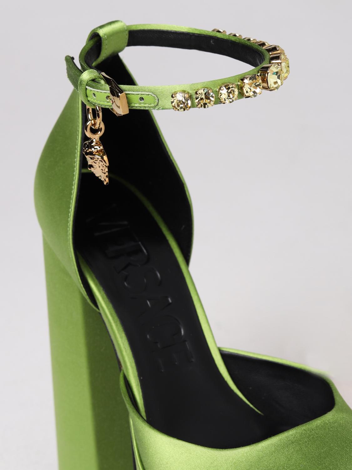 VERSACE SCARPE CON TACCO: Décolléte con plateau Medusa Aevitas Versace in raso con charm, Giallo - Img 4