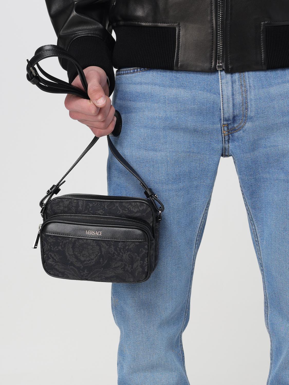 Versace バッグ メンズ - ブルー | 10128561A09321 | GIGLIO.COM