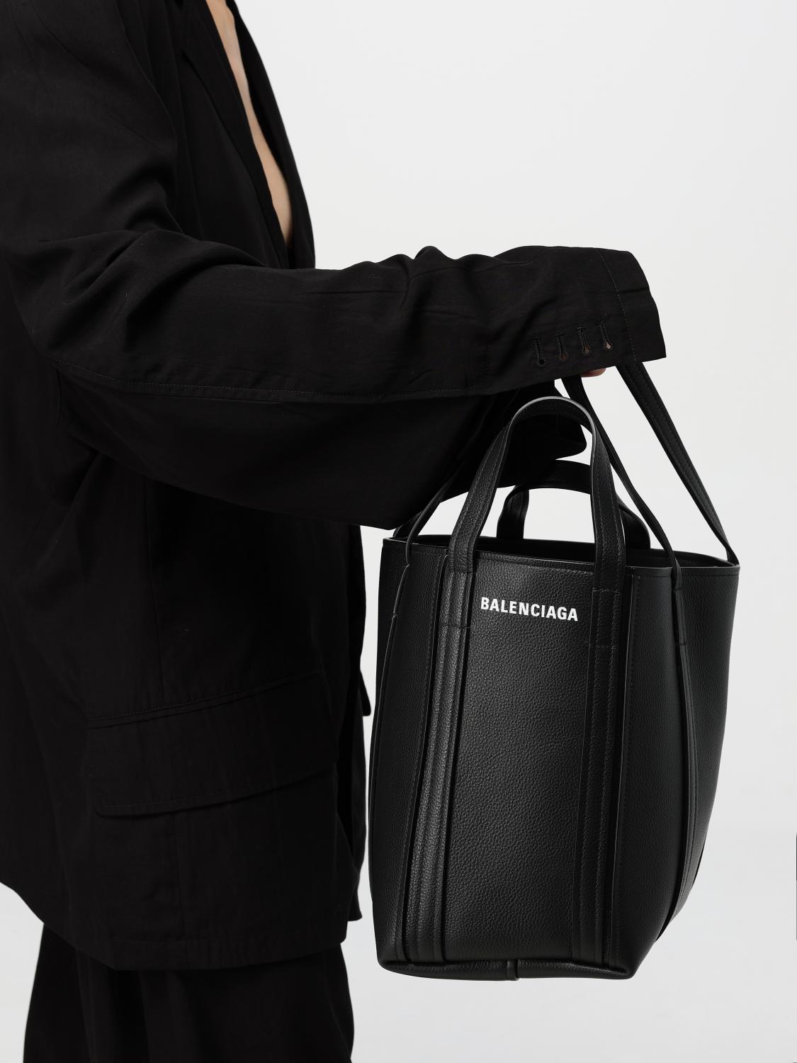 BALENCIAGA BORSA A SPALLA: Borsa Everyday 2.0 N/S Balenciaga in pelle a grana, Nero - Img 2