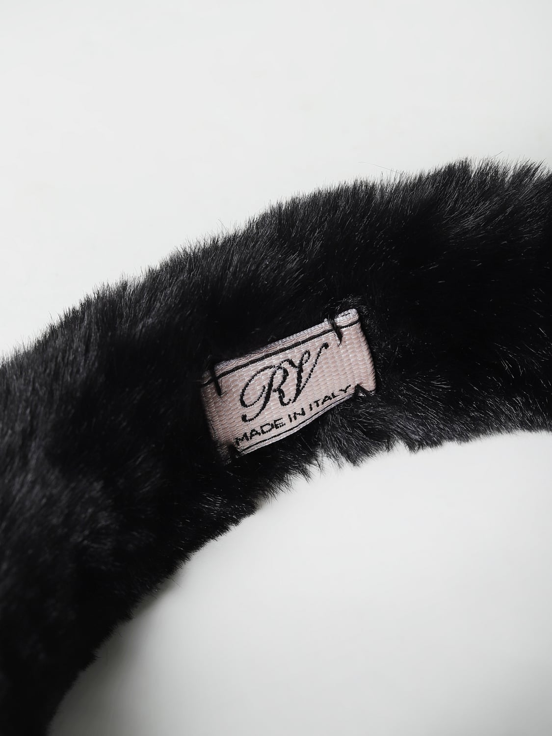 ROGER VIVIER CERCHIETTO: Cuffia Roger Vivier in pelliccia sintetica con fiore di strass, Nero - Img 2