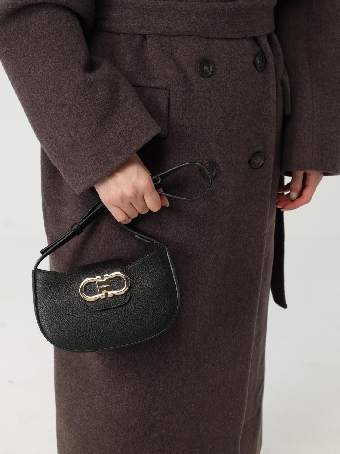 FERRAGAMO BORSA MINI: Borsa Mini Double Gancini Ferragamo in pelle martellata , Nero - Img 2