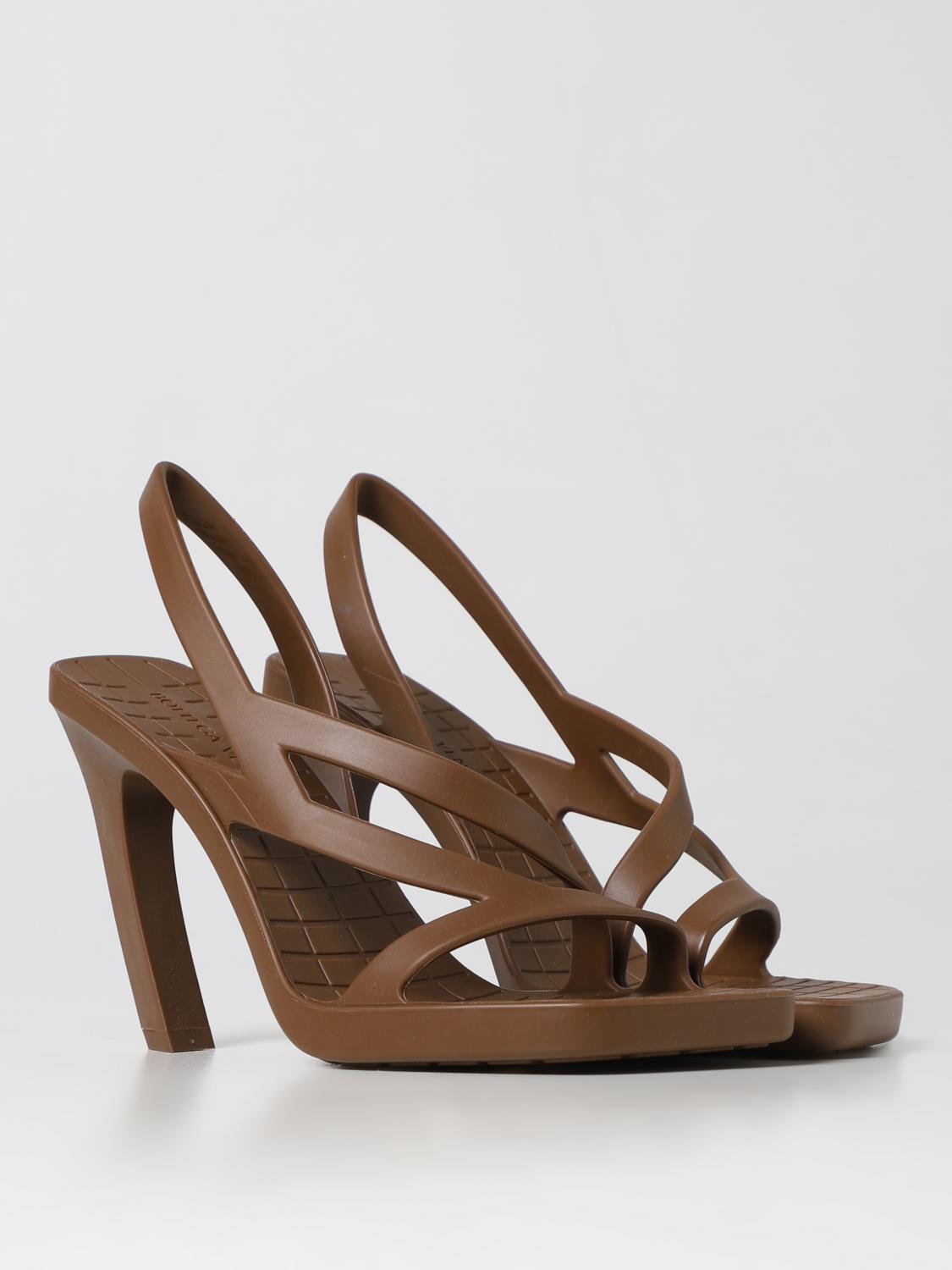 BOTTEGA VENETA SANDALI CON TACCO: Sandalo Jimbo Bottega Veneta in gomma, Marrone - Img 2