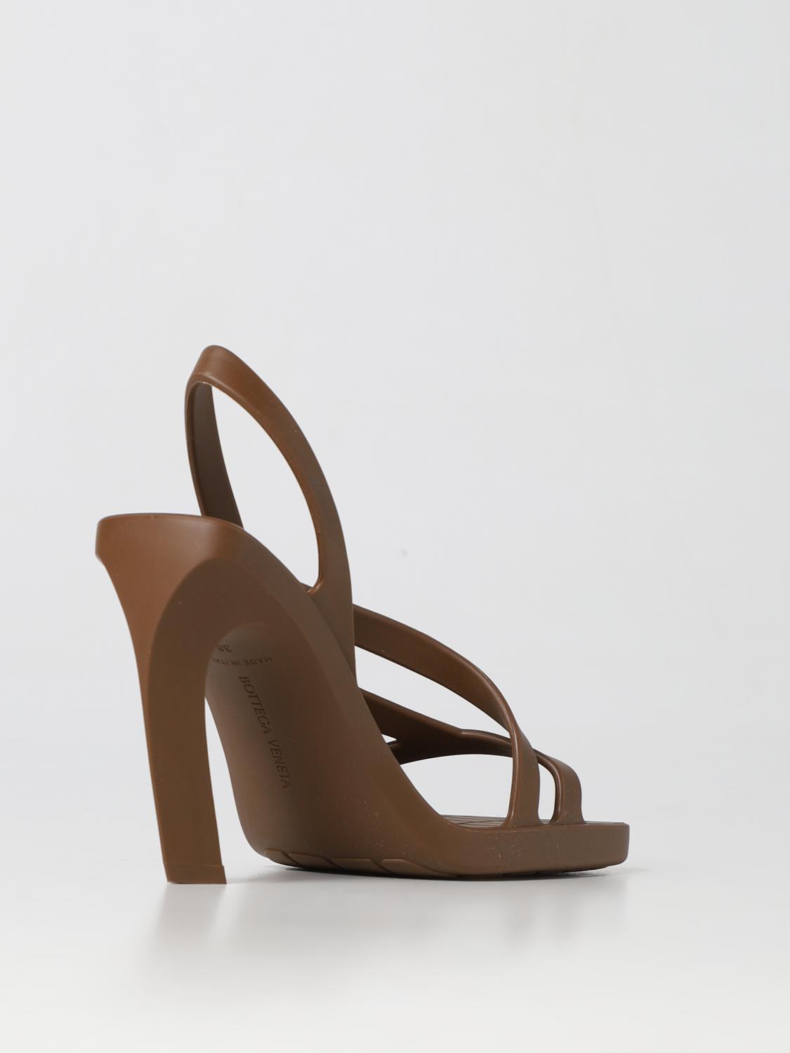 BOTTEGA VENETA SANDALI CON TACCO: Sandalo Jimbo Bottega Veneta in gomma, Marrone - Img 3