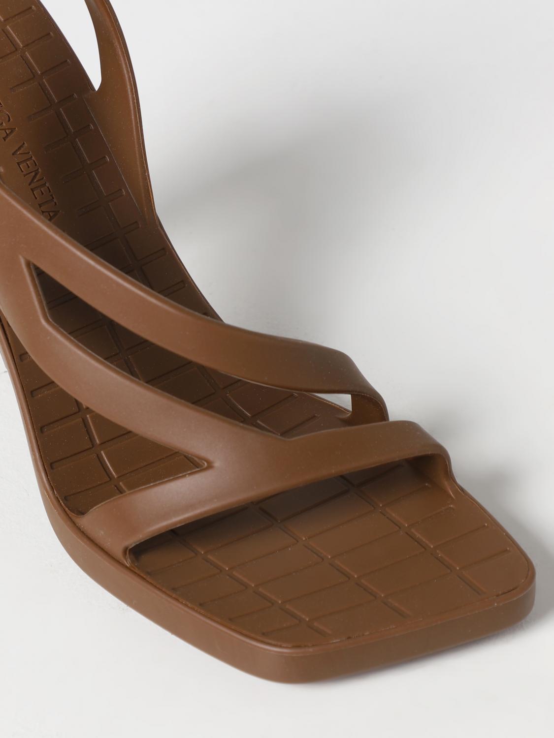 BOTTEGA VENETA SANDALI CON TACCO: Sandalo Jimbo Bottega Veneta in gomma, Marrone - Img 4