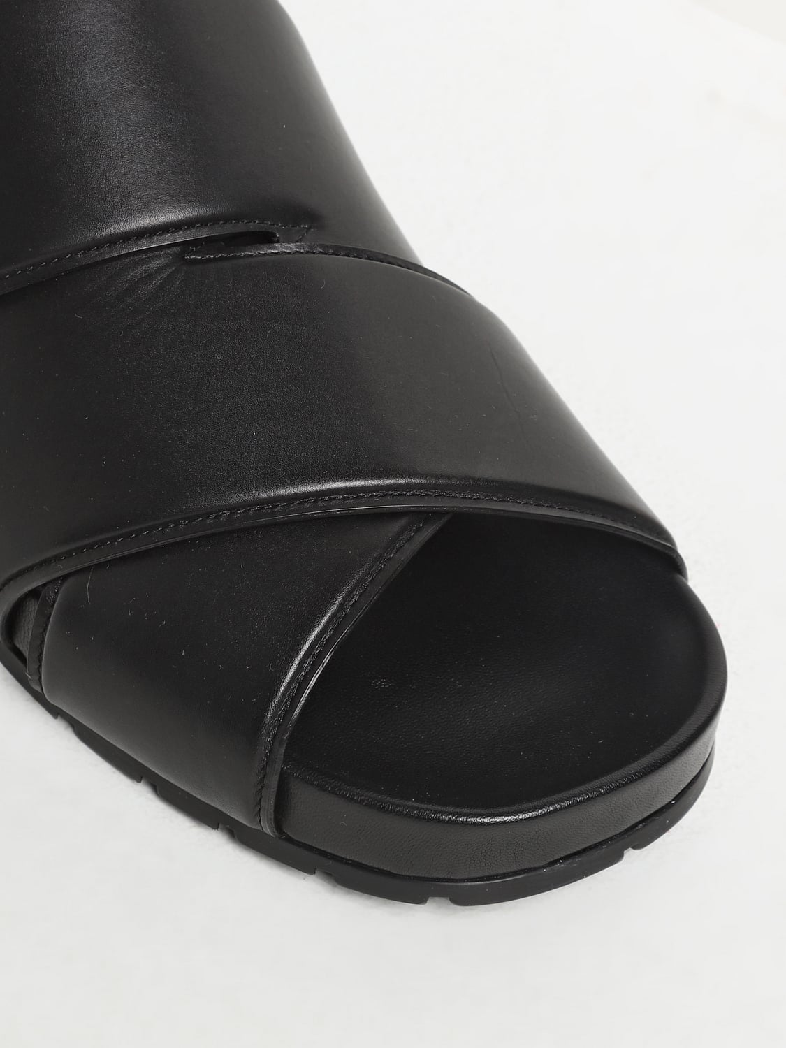 靴 BOTTEGA VENETA BRIDGE SANDAL Bottega Veneta Bridge sandals in leather - Black | 754187VBSL0