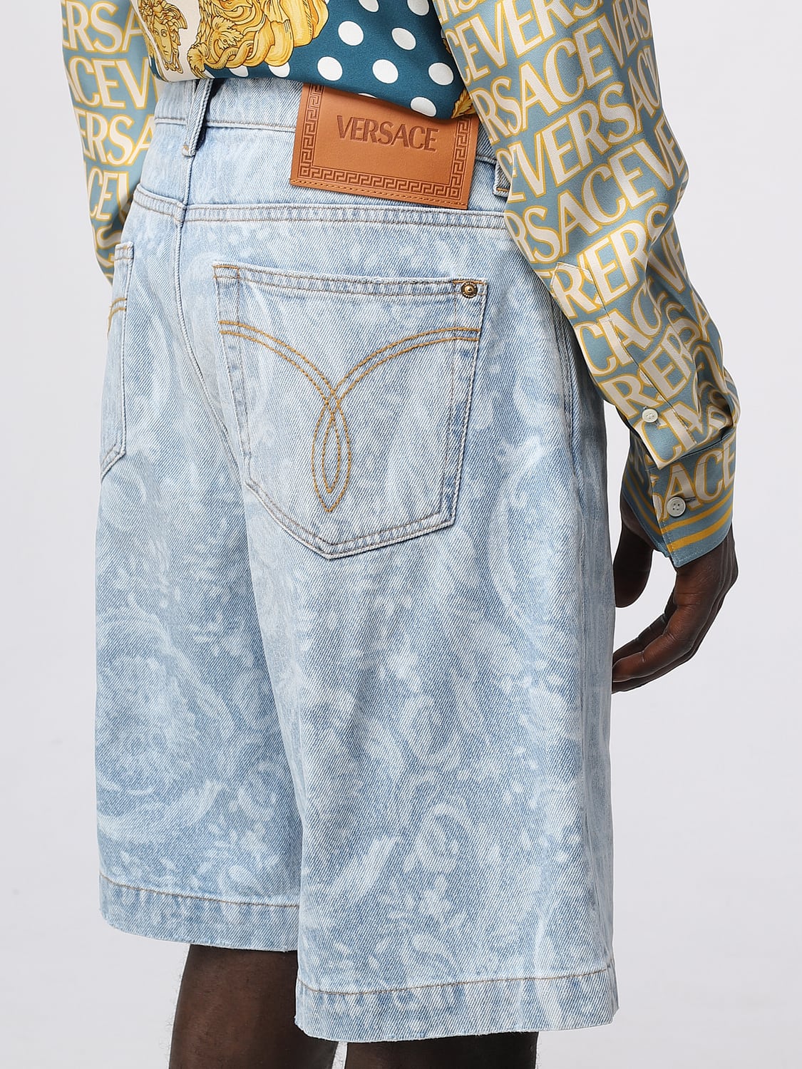 VERSACE SHORTS: Versace shorts in denim with all over logo, Denim - Img 5