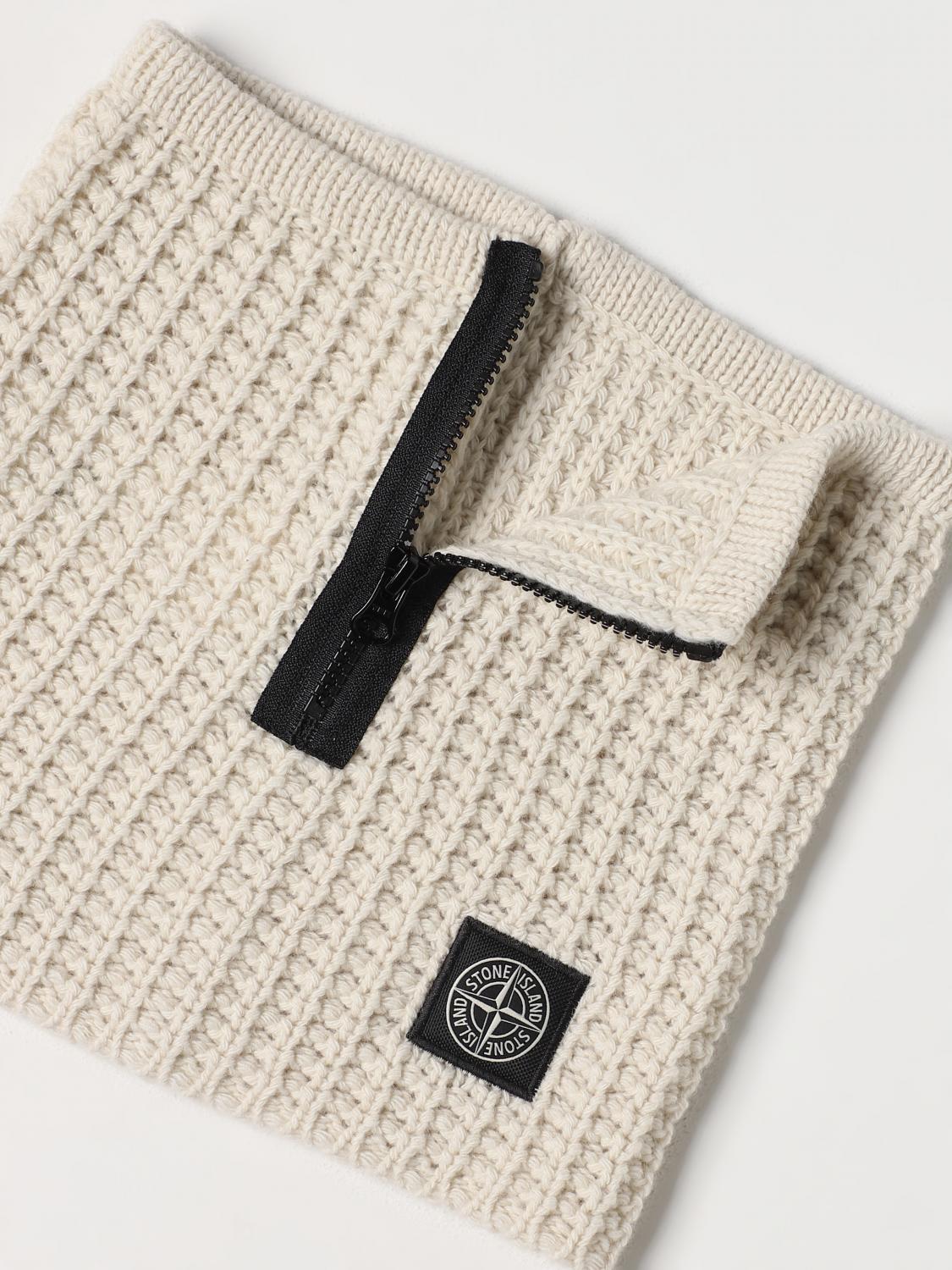 STONE ISLAND SCIARPA: Scaldacollo Stone Island in maglia di lana con logo, Bianco - Img 3