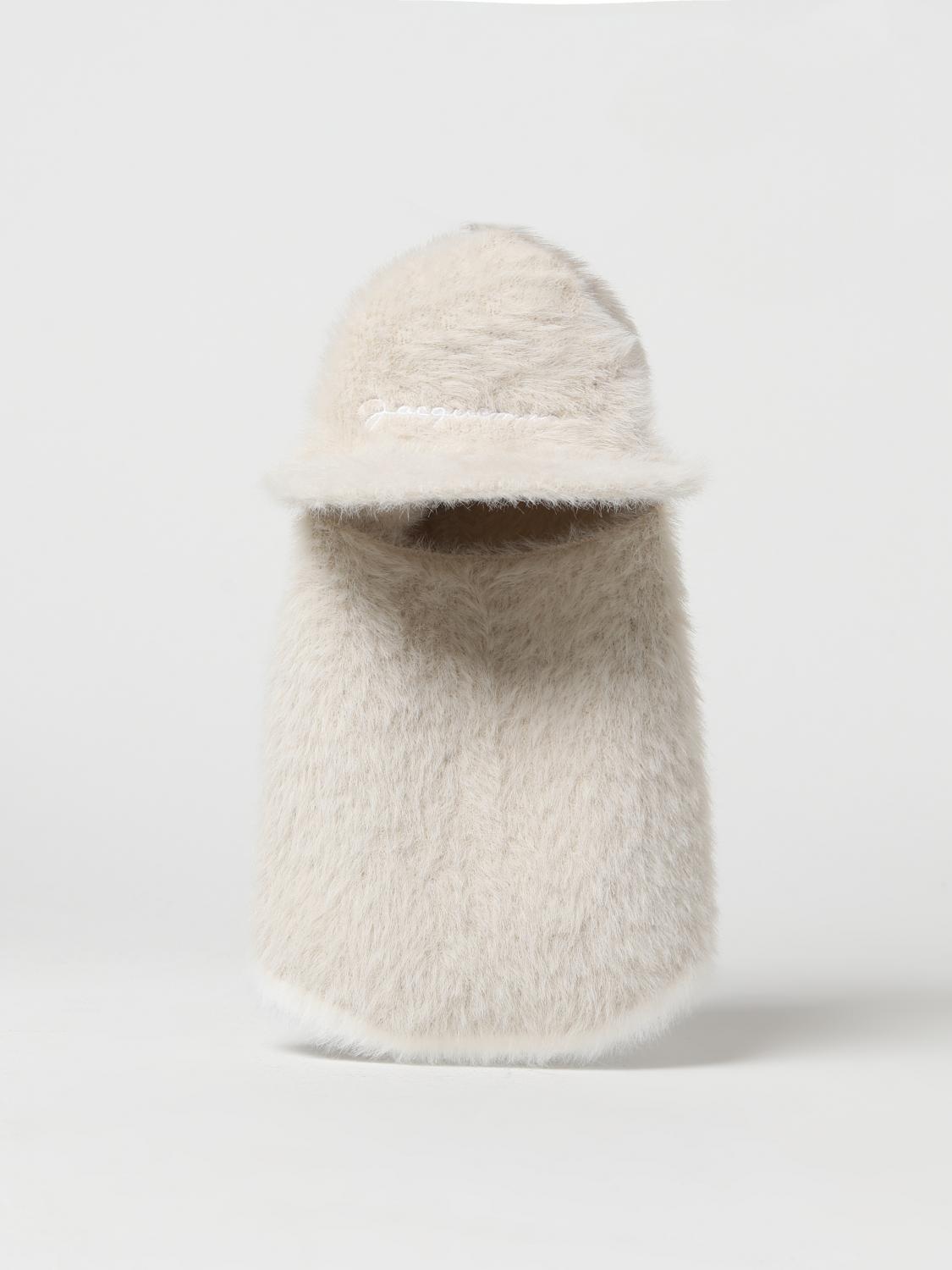 JACQUEMUS CAPPELLO: Balaclava Le Cagoule Jacquemus in tessuto furry con logo ricamato, Bianco - Img 2