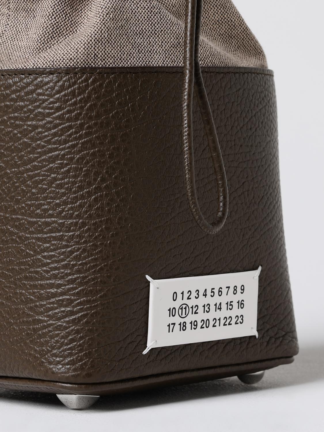 MAISON MARGIELA BORSA A TRACOLLA: Borsa a secchiello 5AC Maison Margiela in pelle a grana e canvas , Marrone - Img 4