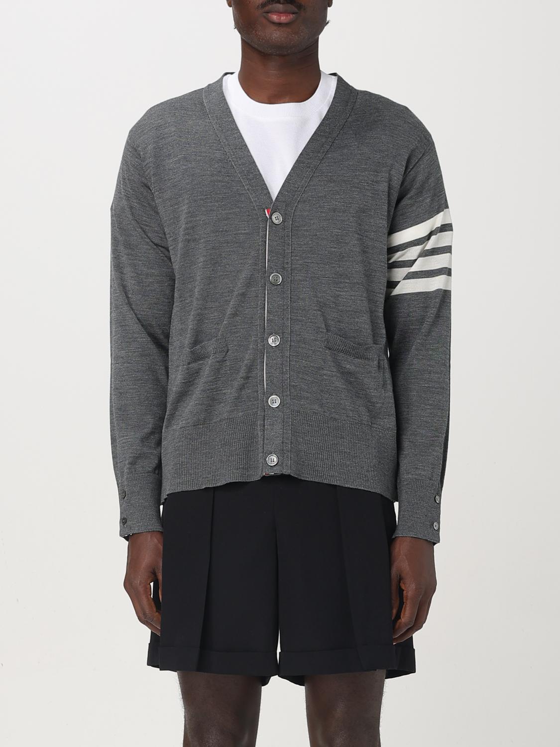 THOM BROWNE PULLOVER: Basic 4-Bar Woll-V-Ausschnitt-Cardigan Thom Browne, Grau 2 - Img 1