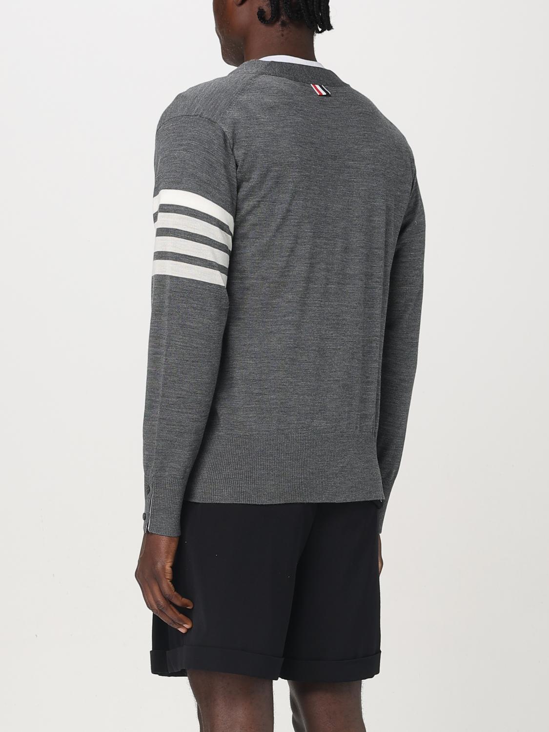 THOM BROWNE PULLOVER: Basic 4-Bar Woll-V-Ausschnitt-Cardigan Thom Browne, Grau 2 - Img 3
