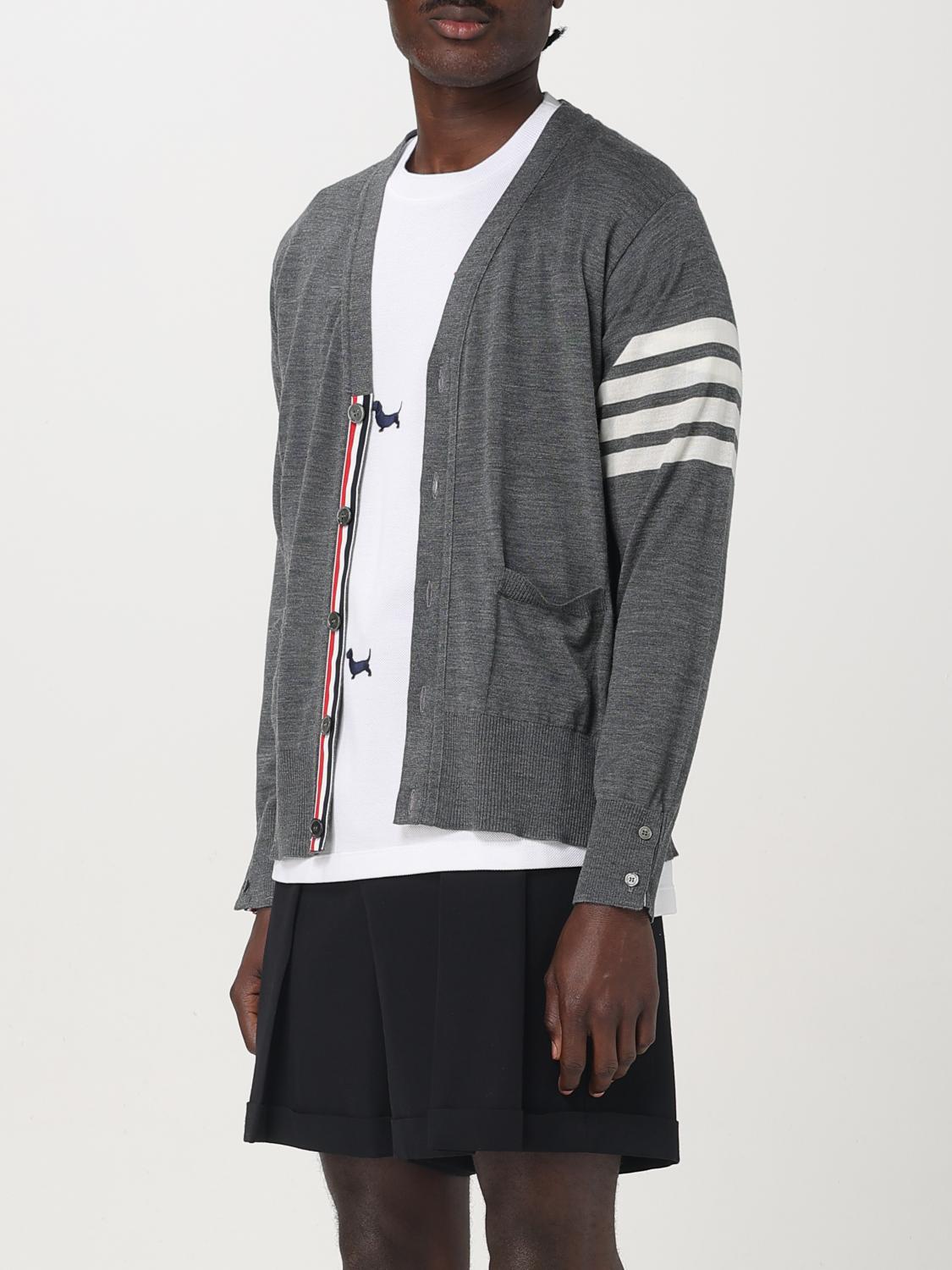 THOM BROWNE PULLOVER: Basic 4-Bar Woll-V-Ausschnitt-Cardigan Thom Browne, Grau 2 - Img 4
