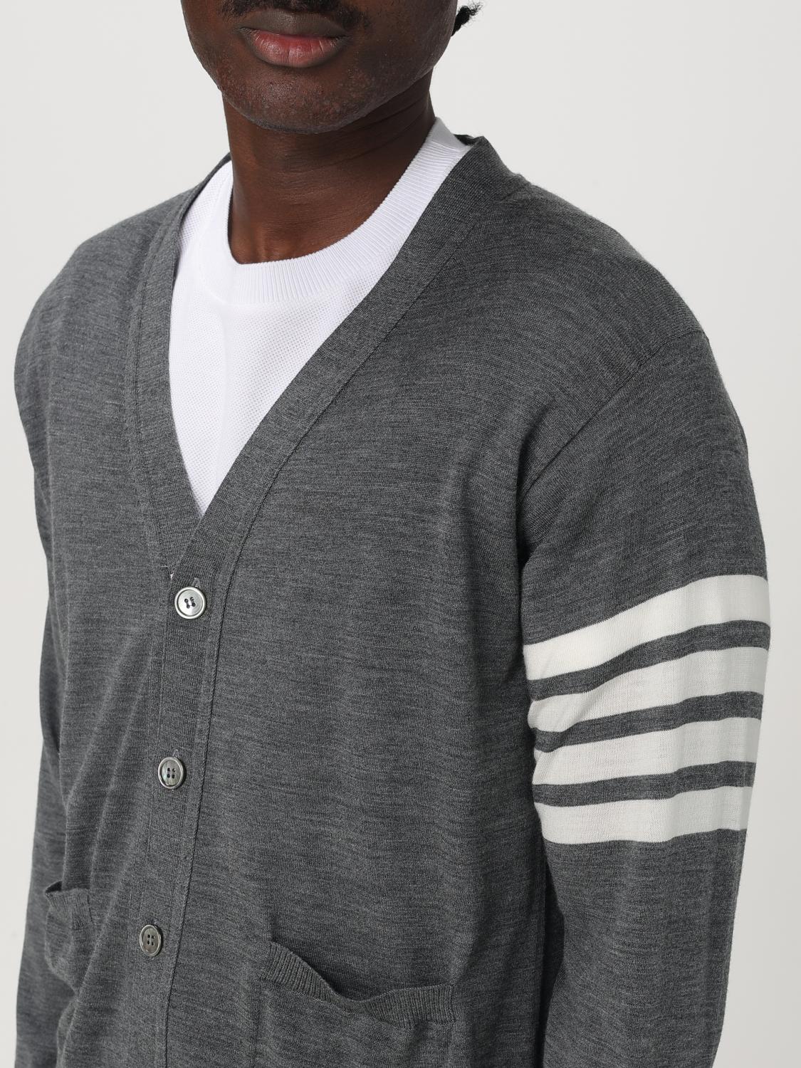 THOM BROWNE PULLOVER: Basic 4-Bar Woll-V-Ausschnitt-Cardigan Thom Browne, Grau 2 - Img 5