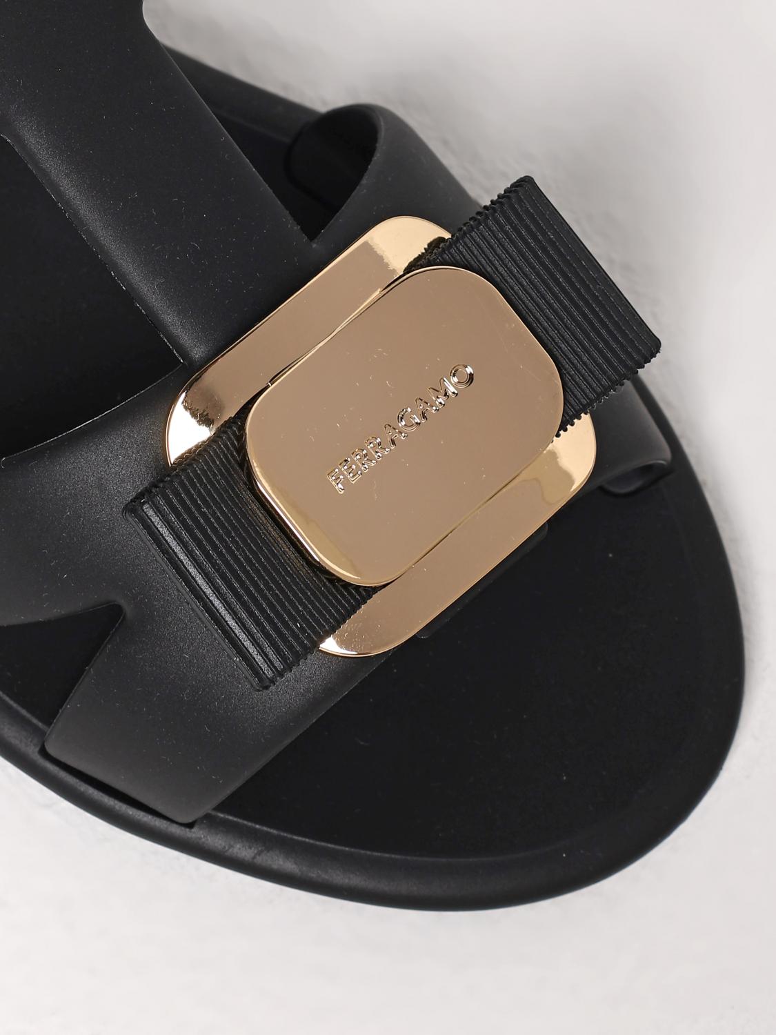 Ferragamo ヴァラリボンラバーフラットサンダル - ブラック | 01J325