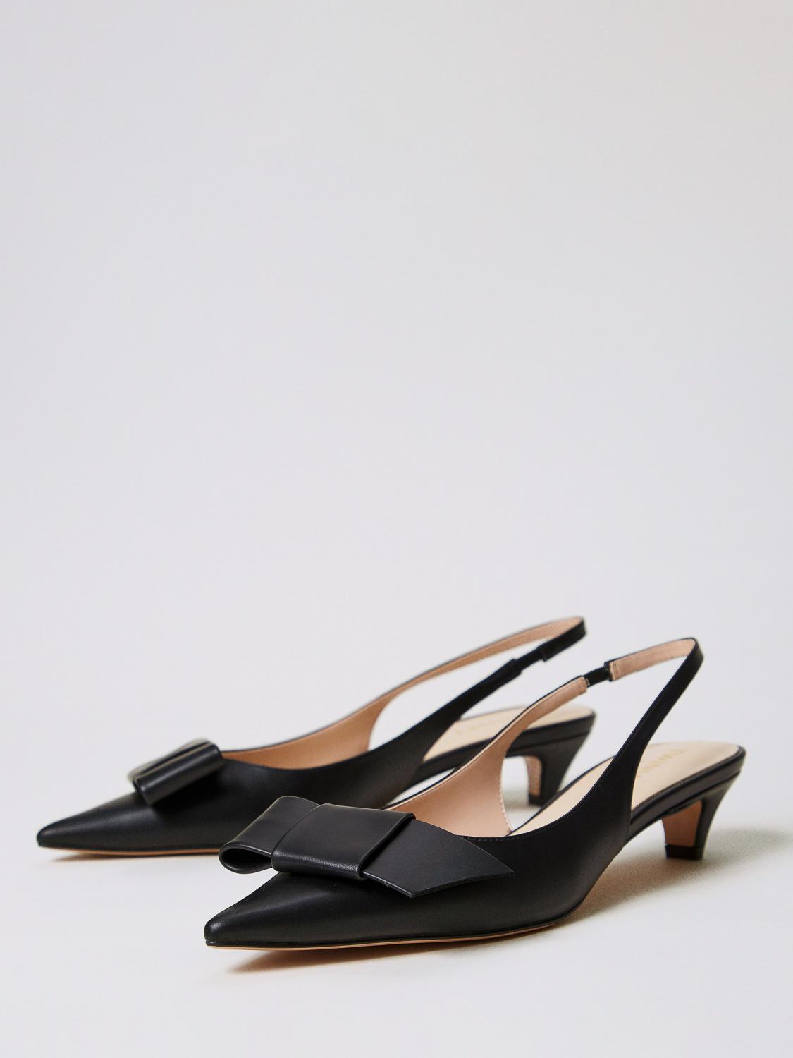 TWINSET DÉCOLLETÉ: Slingback Twinset in pelle laminata con fiocco , Nero - Img 2