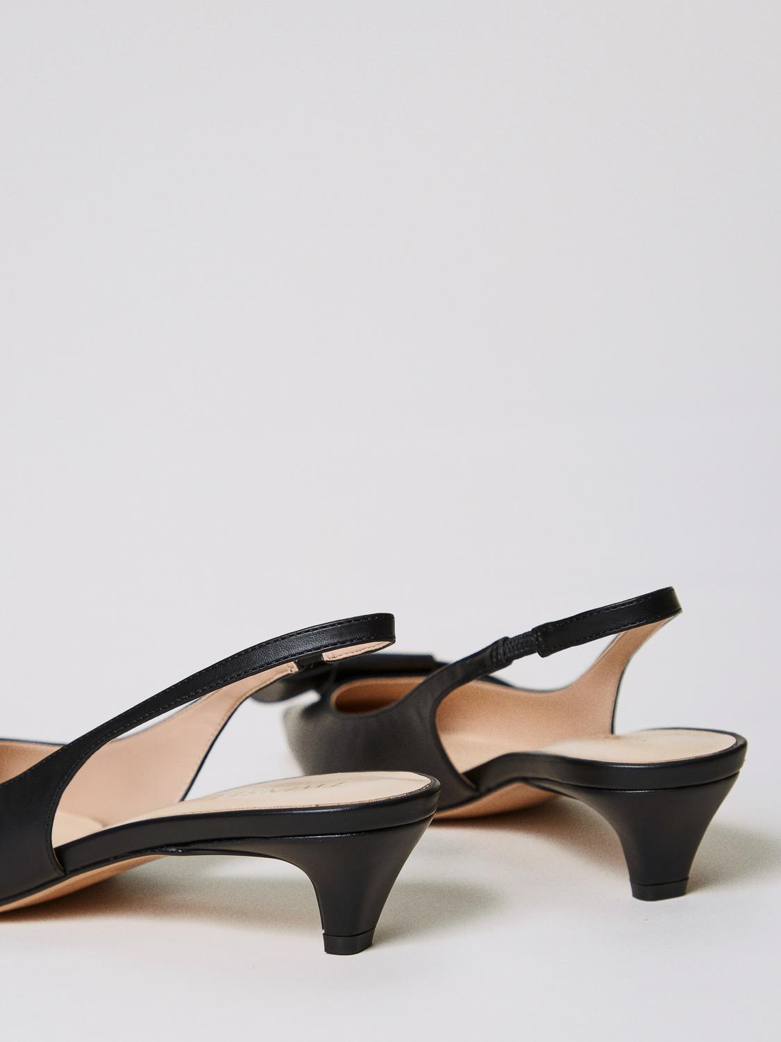 TWINSET DÉCOLLETÉ: Slingback Twinset in pelle laminata con fiocco , Nero - Img 3