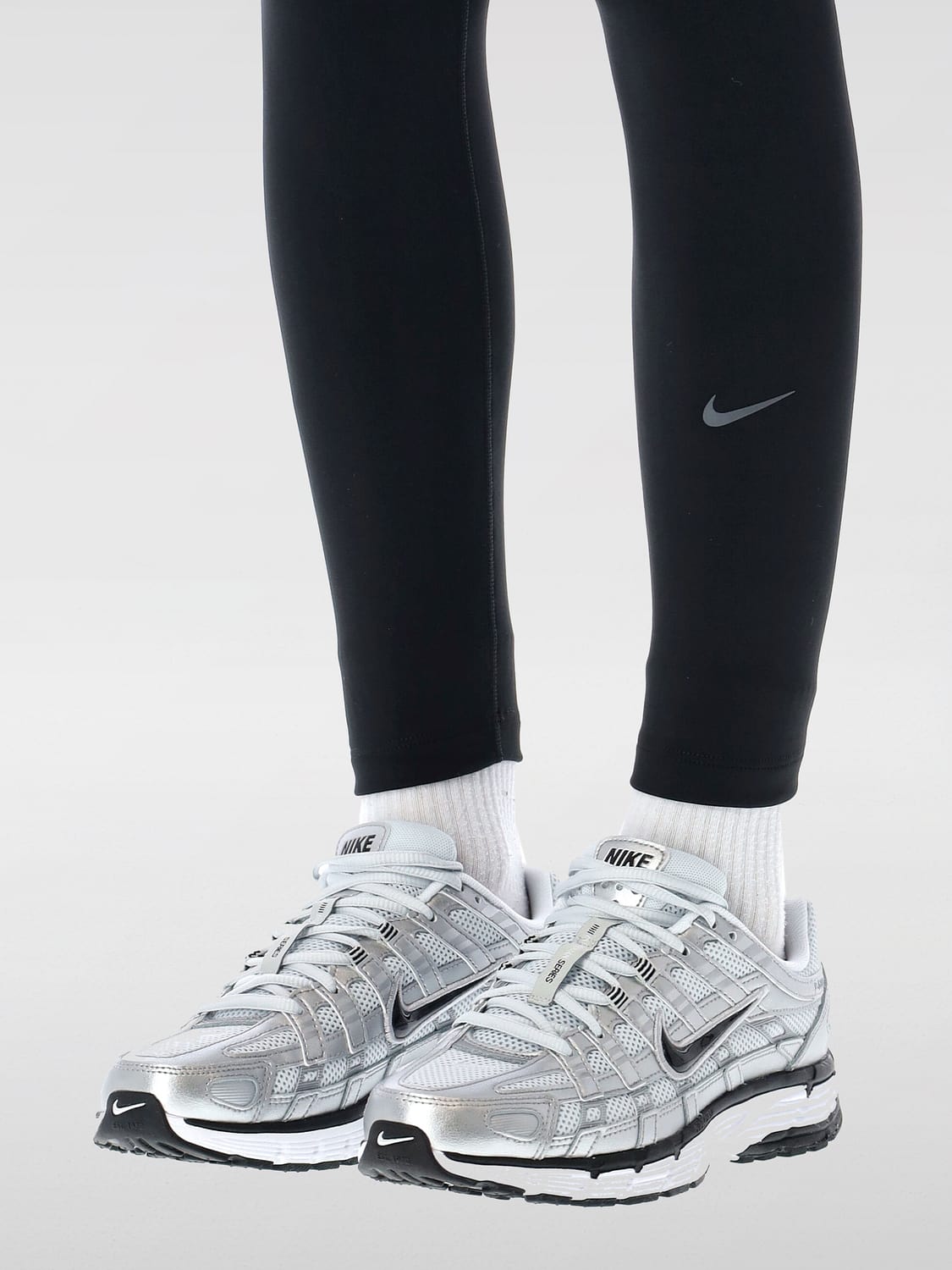NIKE PANTALONI: Leggings Nike in tessuto tecnico stretch , Nero - Img 3