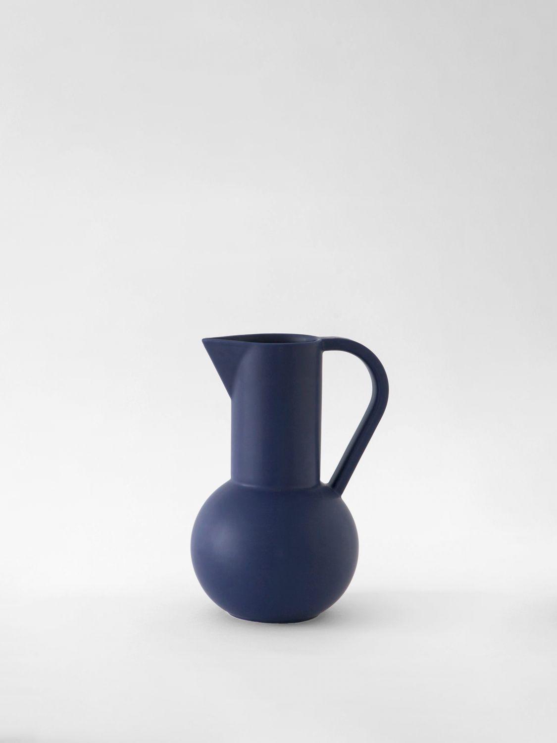 RAAWII BOTTIGLIE E CARAFFE: Brocca Strøm piccola Raawii in ceramica , Blue - Img 1