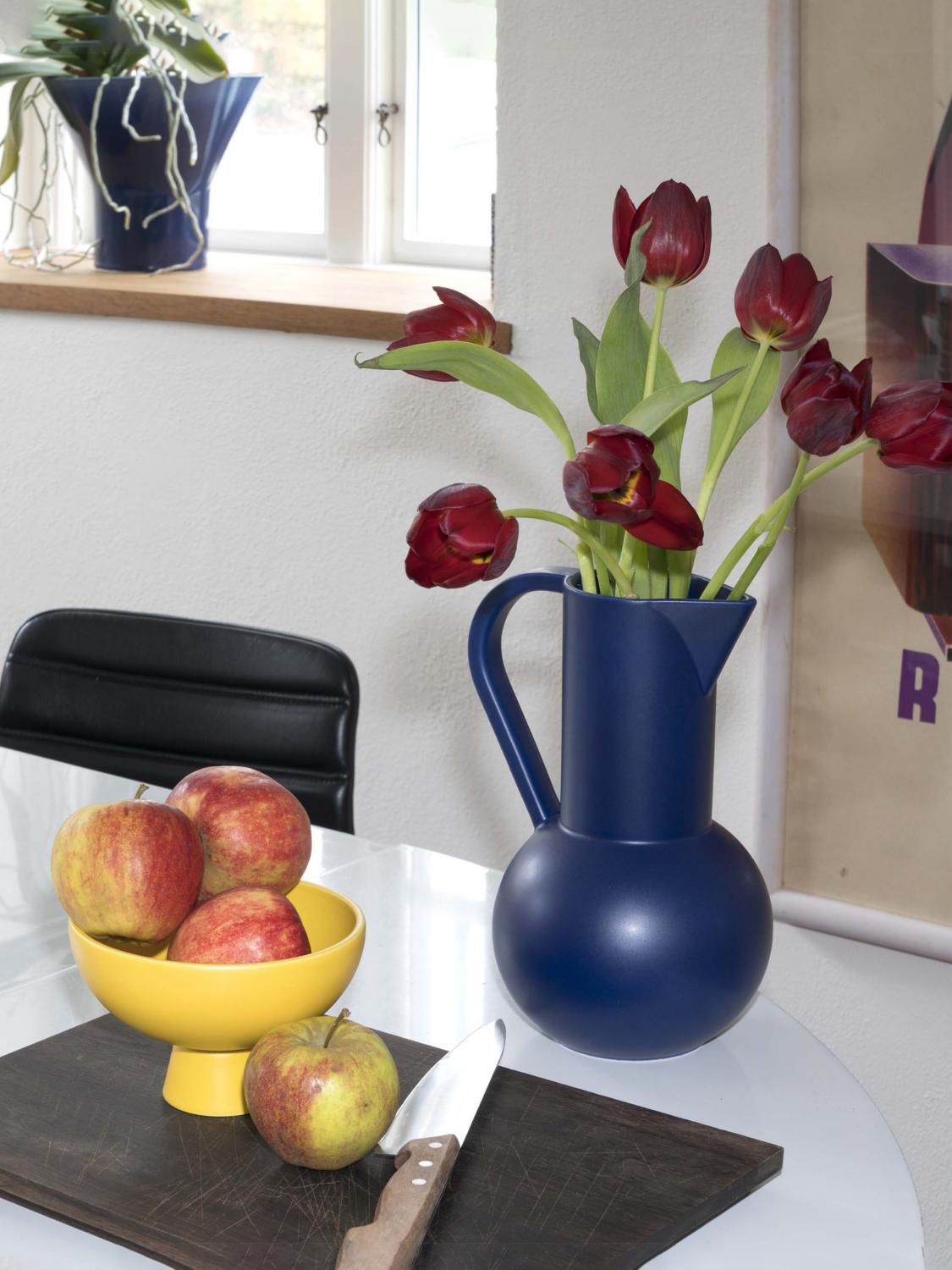 RAAWII BOTTLES AND PITCHERS: Bottles and pitchers lifestyle Raawii, Blue - Img 3