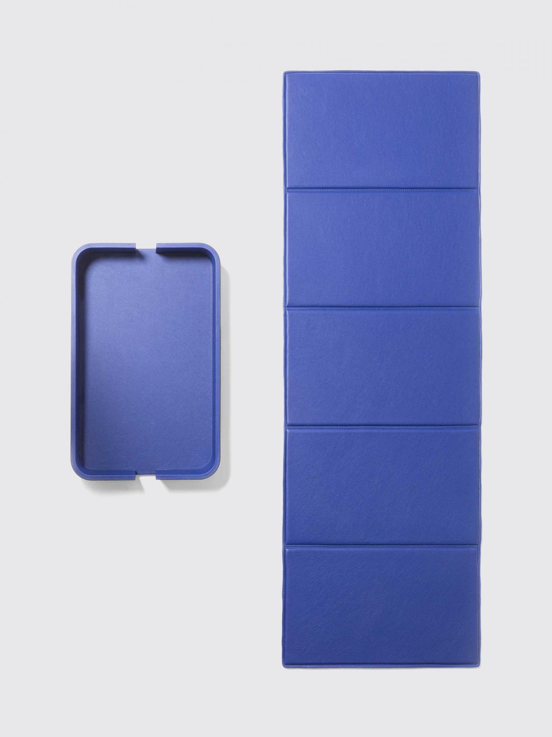 POLTRONA FRAU SPORT: Materassino da yoga con vassoio Giobagnara x Frau in pelle Frau®, Lilla - Img 1