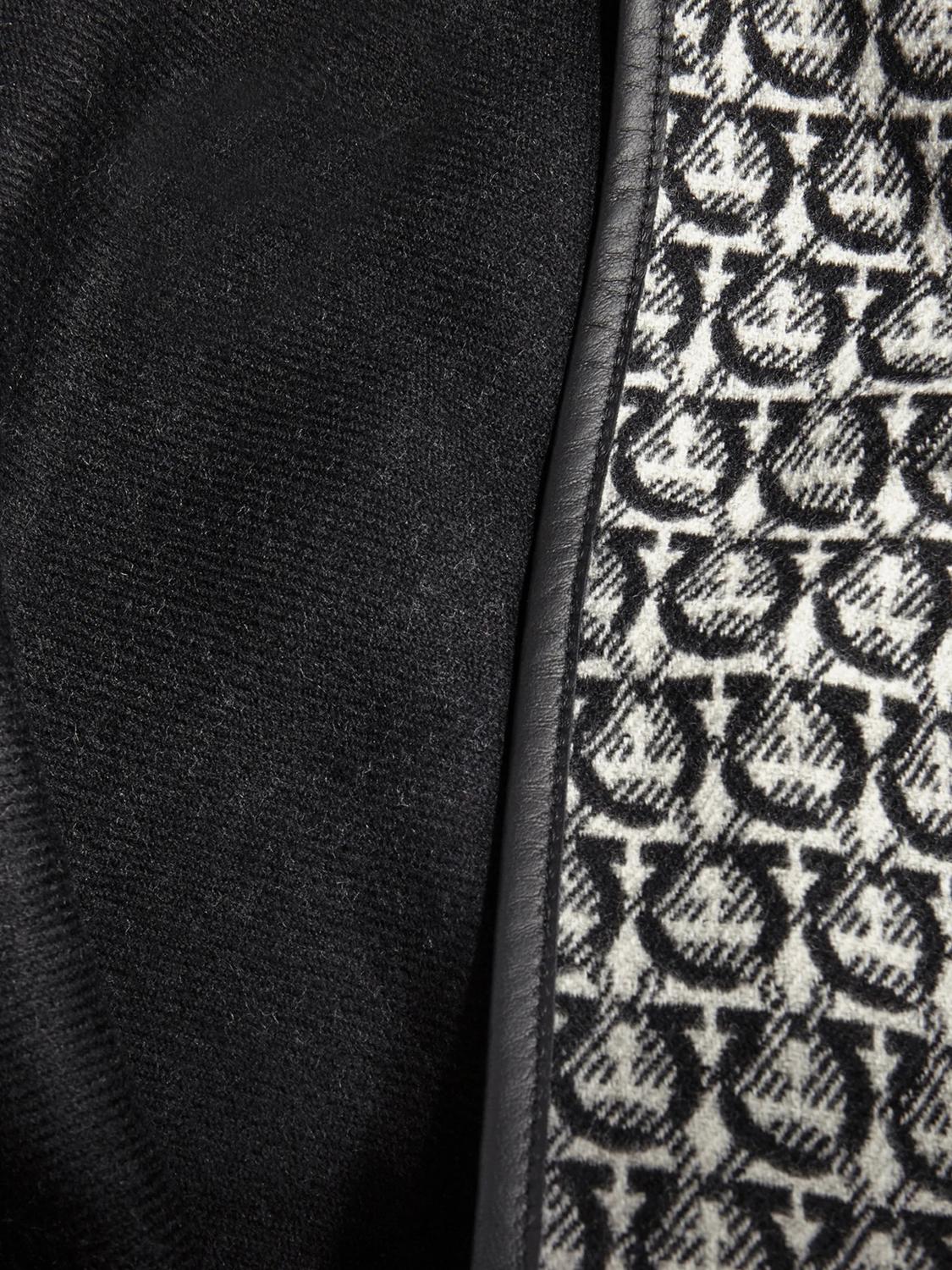FERRAGAMO CAPPOTTO: Mantella Gancini Ferragamo double face in lana con monogram jacquard , Nero - Img 4