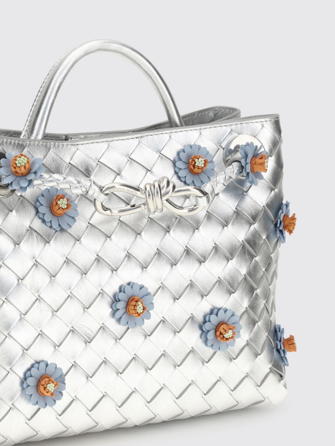 BOTTEGA VENETA BORSA A MANO: Borsa Andiamo Bottega Veneta in pelle laminata con applicazioni floreali , Argento - Img 2