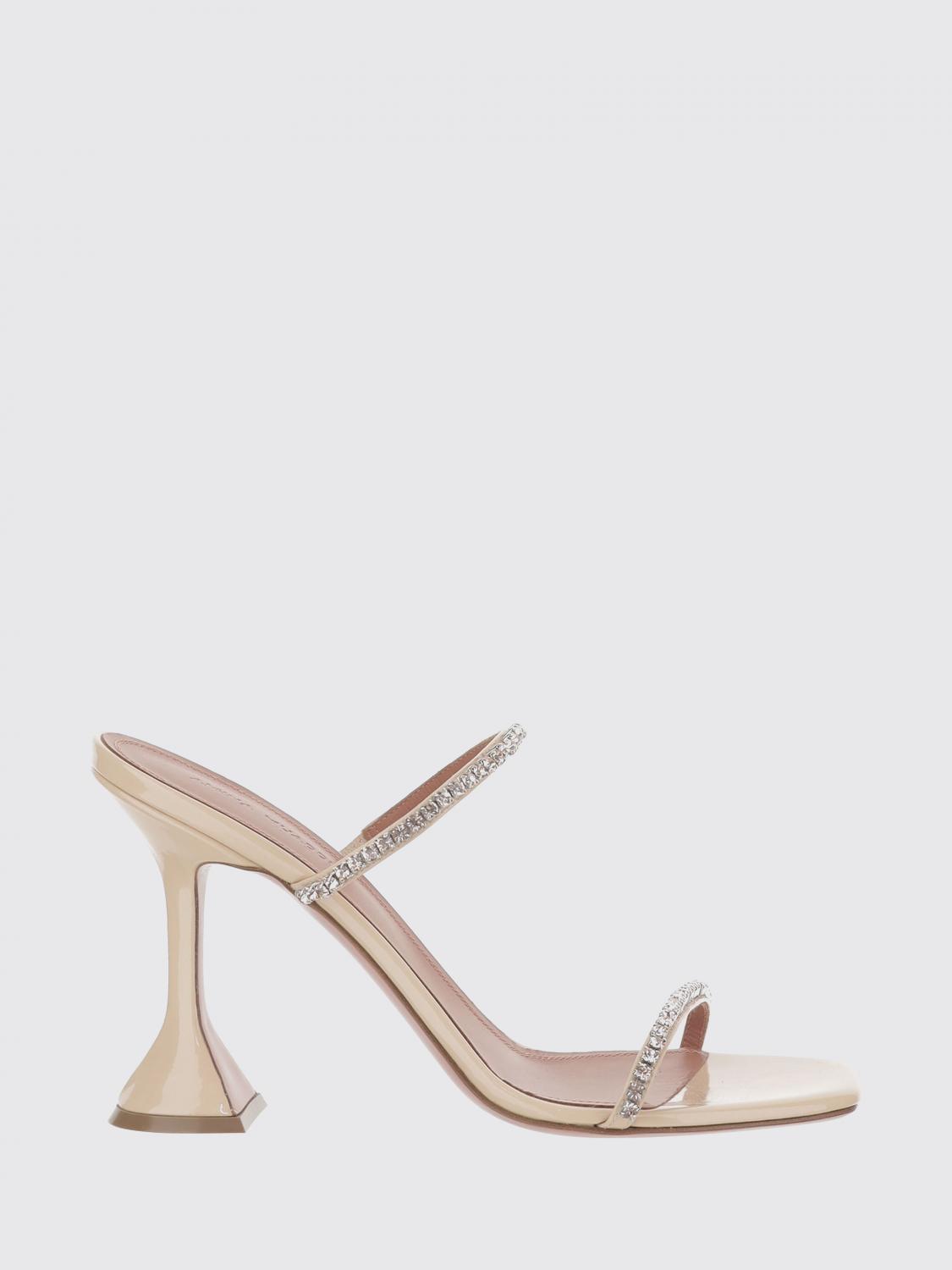 AMINA MUADDI SANDALEN MIT ABSATZ: Gilda Mules aus Lackleder mit Kristallen Amina Muaddi, Beige - Img 1