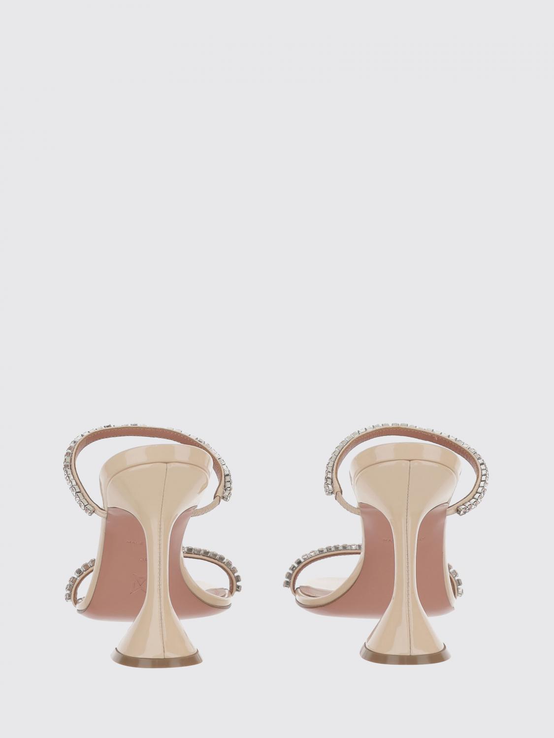 AMINA MUADDI SANDALEN MIT ABSATZ: Gilda Mules aus Lackleder mit Kristallen Amina Muaddi, Beige - Img 3