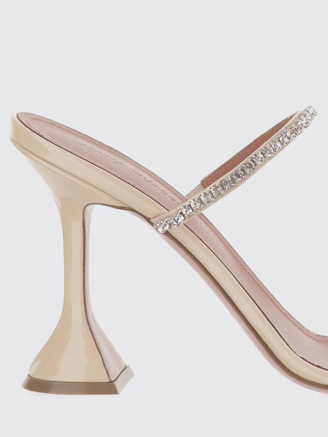 AMINA MUADDI SANDALEN MIT ABSATZ: Gilda Mules aus Lackleder mit Kristallen Amina Muaddi, Beige - Img 4
