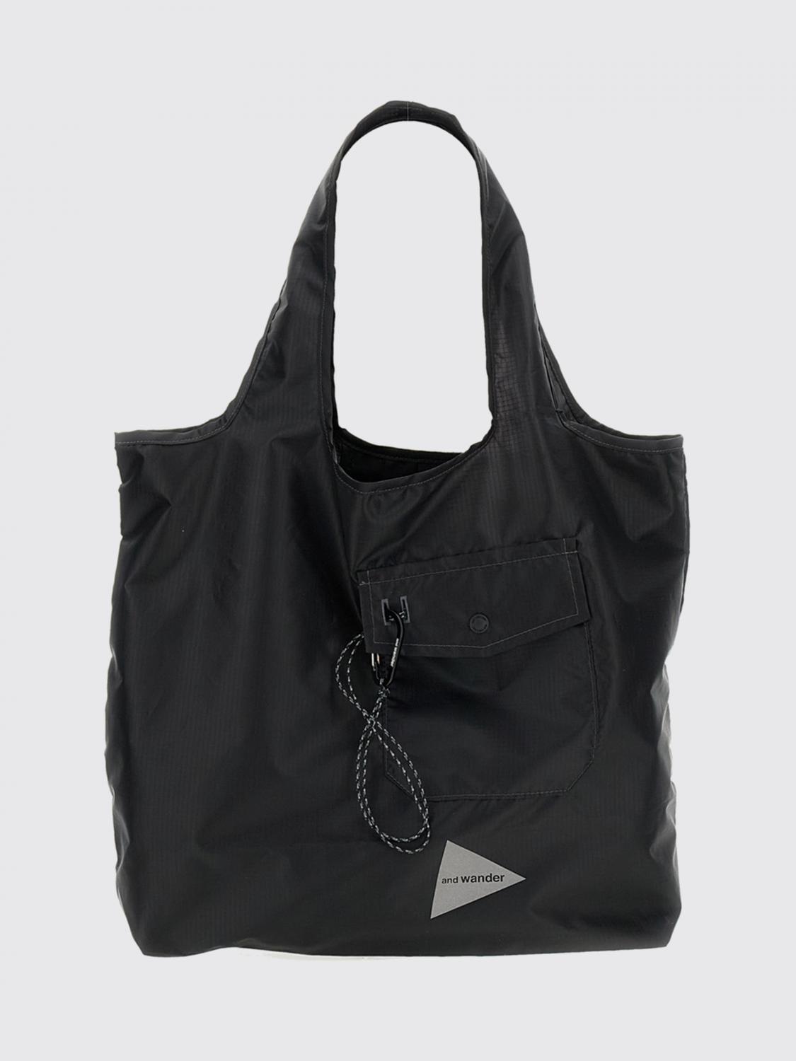 AND WANDER BORSA A TRACOLLA: Tote bag And Wander rettangolare in nylon con doppio manico e logo stampato, Nero - Img 1