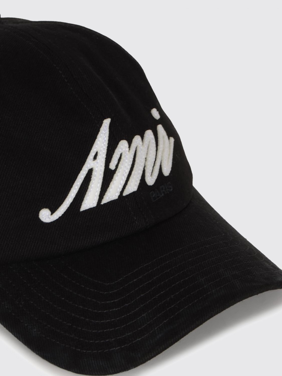 AMI PARIS 帽子: AMI PARIS コントラストロゴ入りコットンベースボールキャップ、硬質バイザー付き, ブラック - Img 4