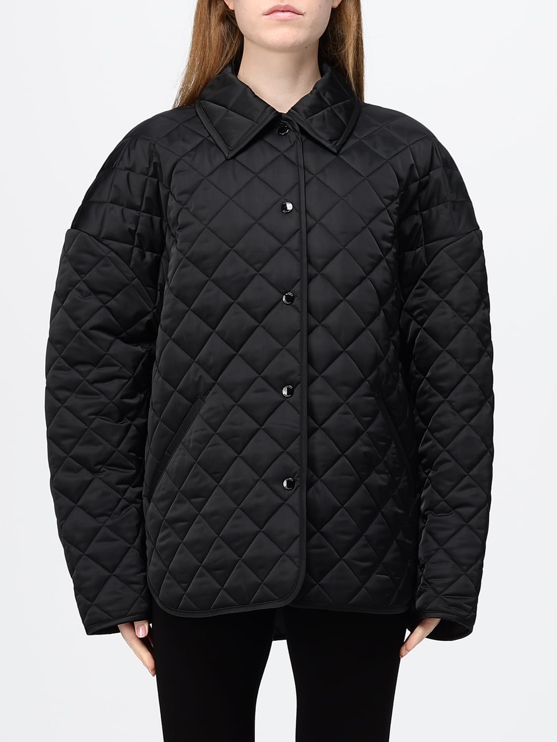TOTEME JACKE: Oversized-Hemdjacke aus gestepptem Nylon von Toteme mit überschnittenen Schultern, Schwarz - Img 1