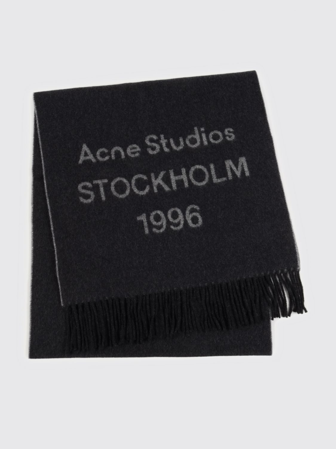 ACNE STUDIOS スカーフ: ACNE STUDIOS レスポンシブルウールスカーフ ジャカードロゴ＆フリンジ付き, ブラック - Img 1