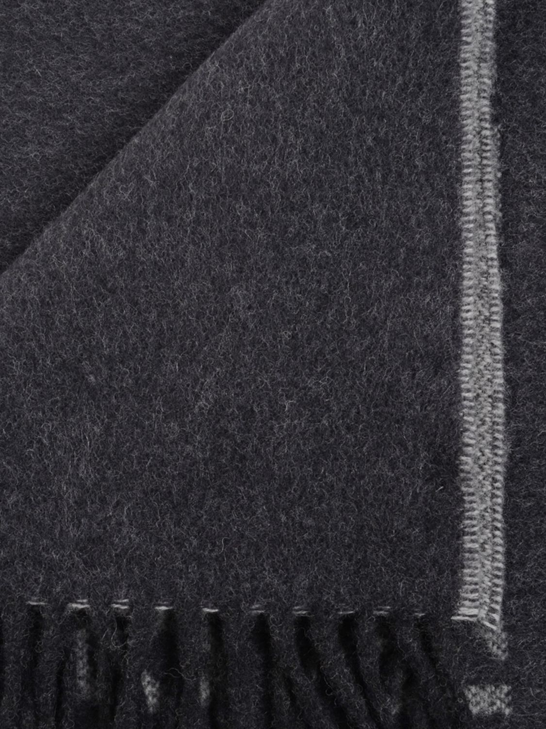 ACNE STUDIOS スカーフ: ACNE STUDIOS レスポンシブルウールスカーフ ジャカードロゴ＆フリンジ付き, ブラック - Img 2