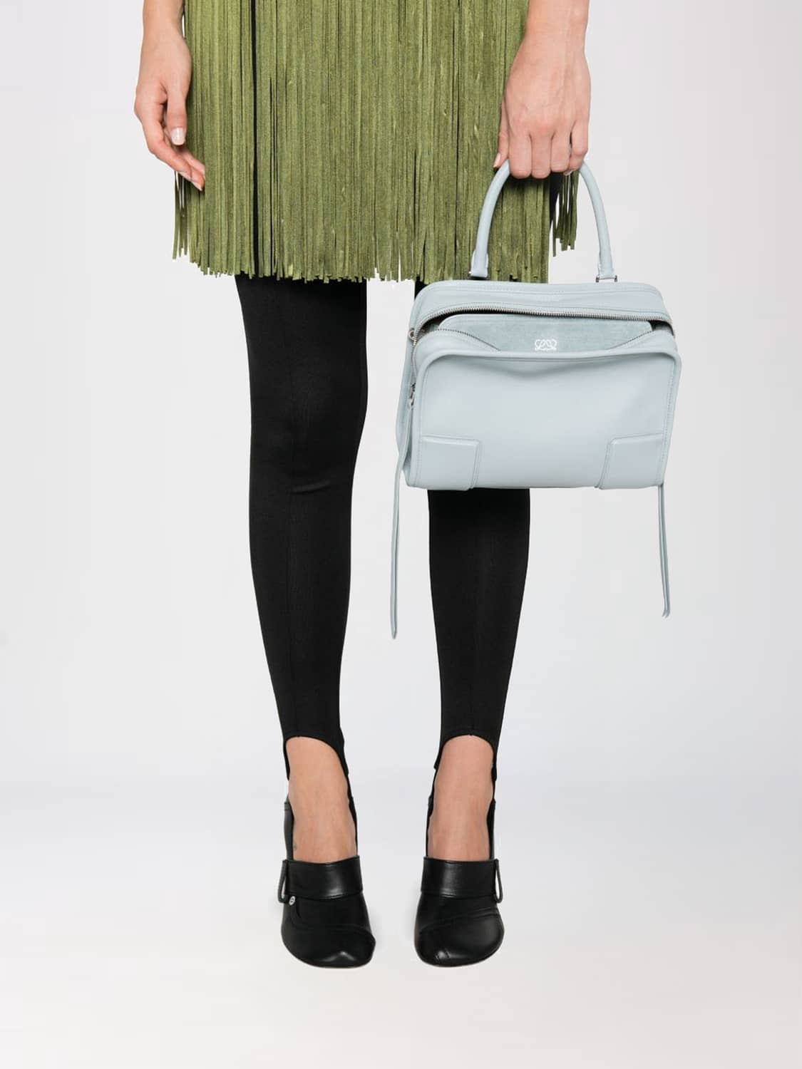 LOEWE HANDTASCHE: Kleine Amazona Handtasche Loewe aus Kalbsleder mit geprägtem Logo, Grau - Img 2