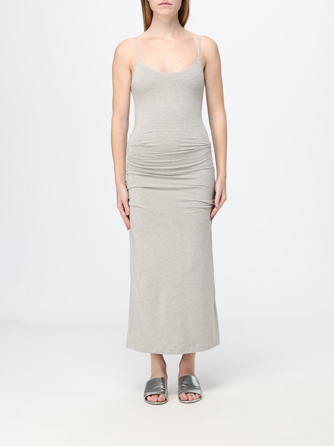 TOTEME VESTIDO: Vestido midi de tubo Toteme de punto con escote en U y tirantes finos, Gris - Img 1
