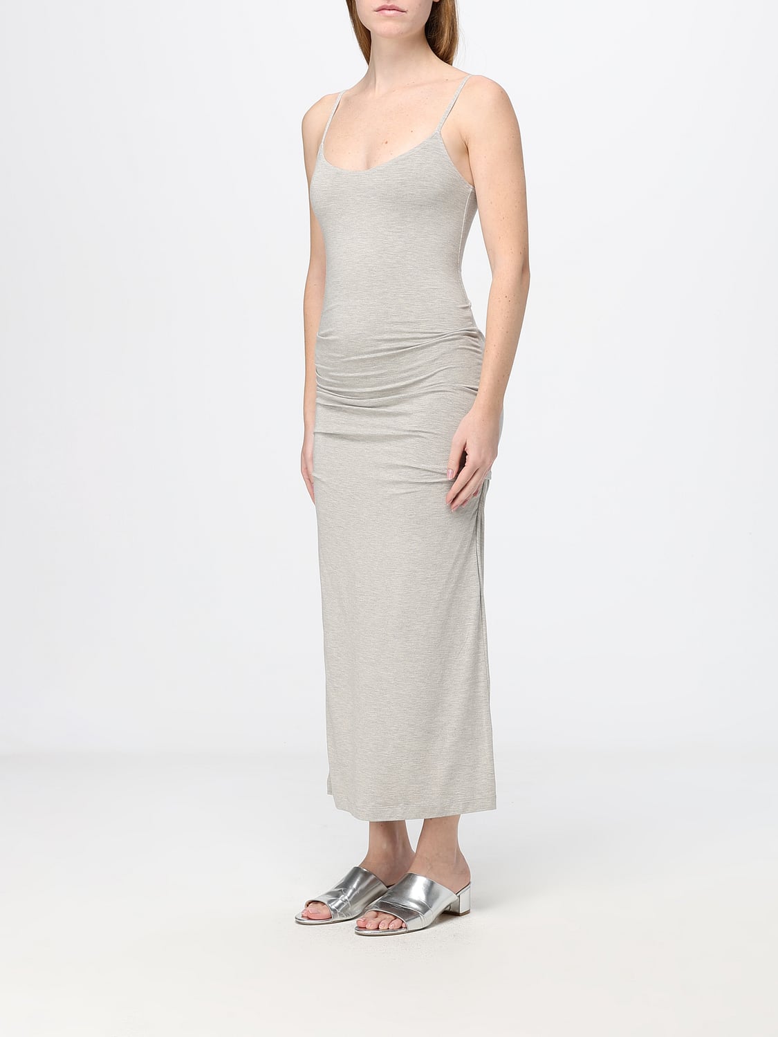 TOTEME VESTIDO: Vestido midi de tubo Toteme de punto con escote en U y tirantes finos, Gris - Img 3