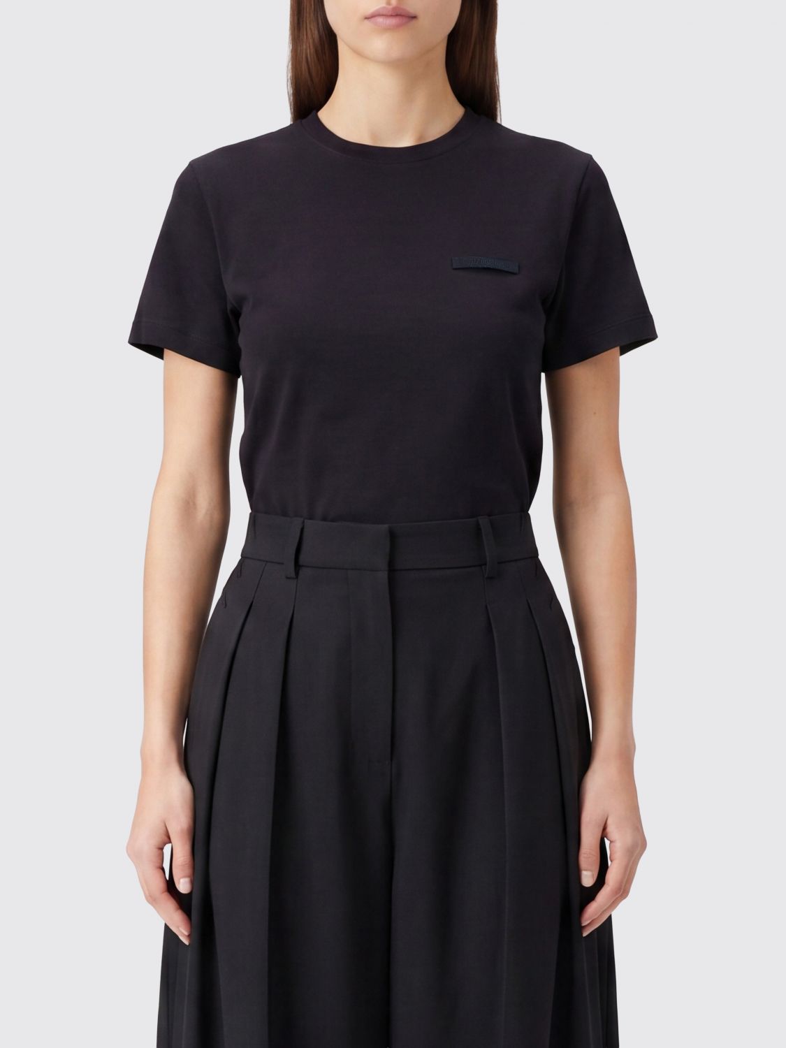 JACQUEMUS CAMISETA: Camiseta Jacquemus de manga corta en algodón elástico con cuello redondo, Negro - Img 1
