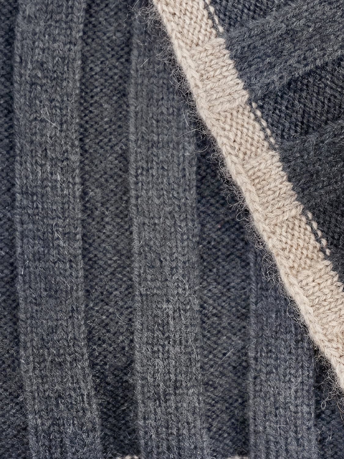 BRUNELLO CUCINELLI スカーフ: BRUNELLO CUCINELLI フリンジエッジ付き ソリッドカラー ピュアカシミアスカーフ, グレー 1 - Img 2