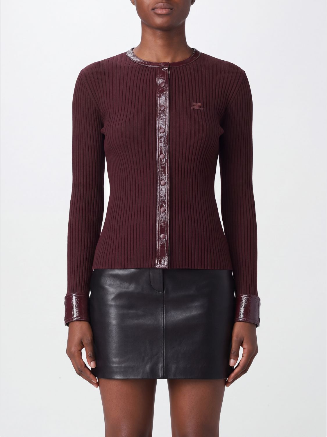 COURRÈGES PULLOVER: Courrèges Slim Fit Cardigan aus geripptem Jersey mit Rundhalsausschnitt, Burgunderrot - Img 1