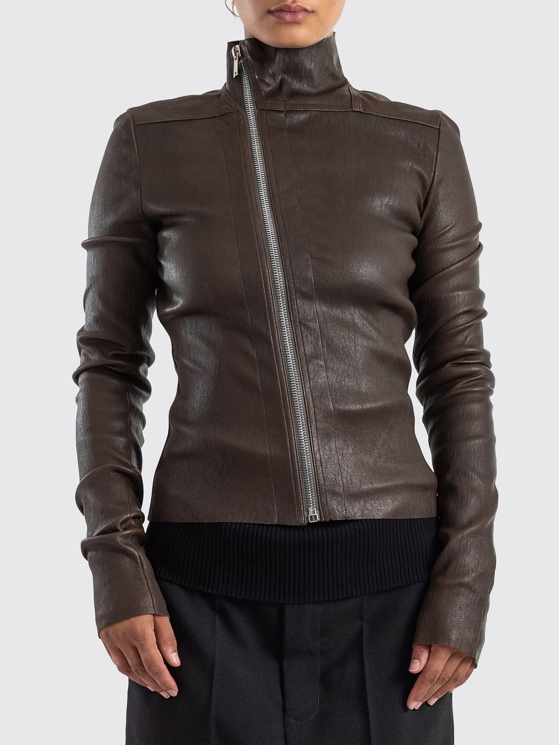 RICK OWENS GIACCA: Giacca corta in pelle Rick Owens drappeggiata con collo alto e zip laterale, Marrone - Img 1