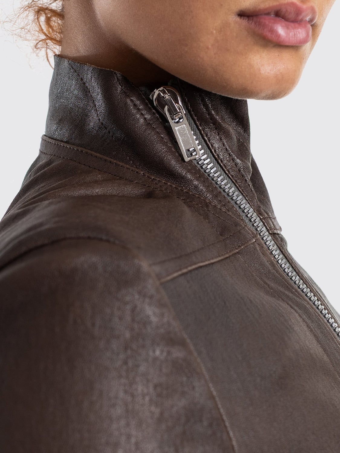 RICK OWENS GIACCA: Giacca corta in pelle Rick Owens drappeggiata con collo alto e zip laterale, Marrone - Img 3