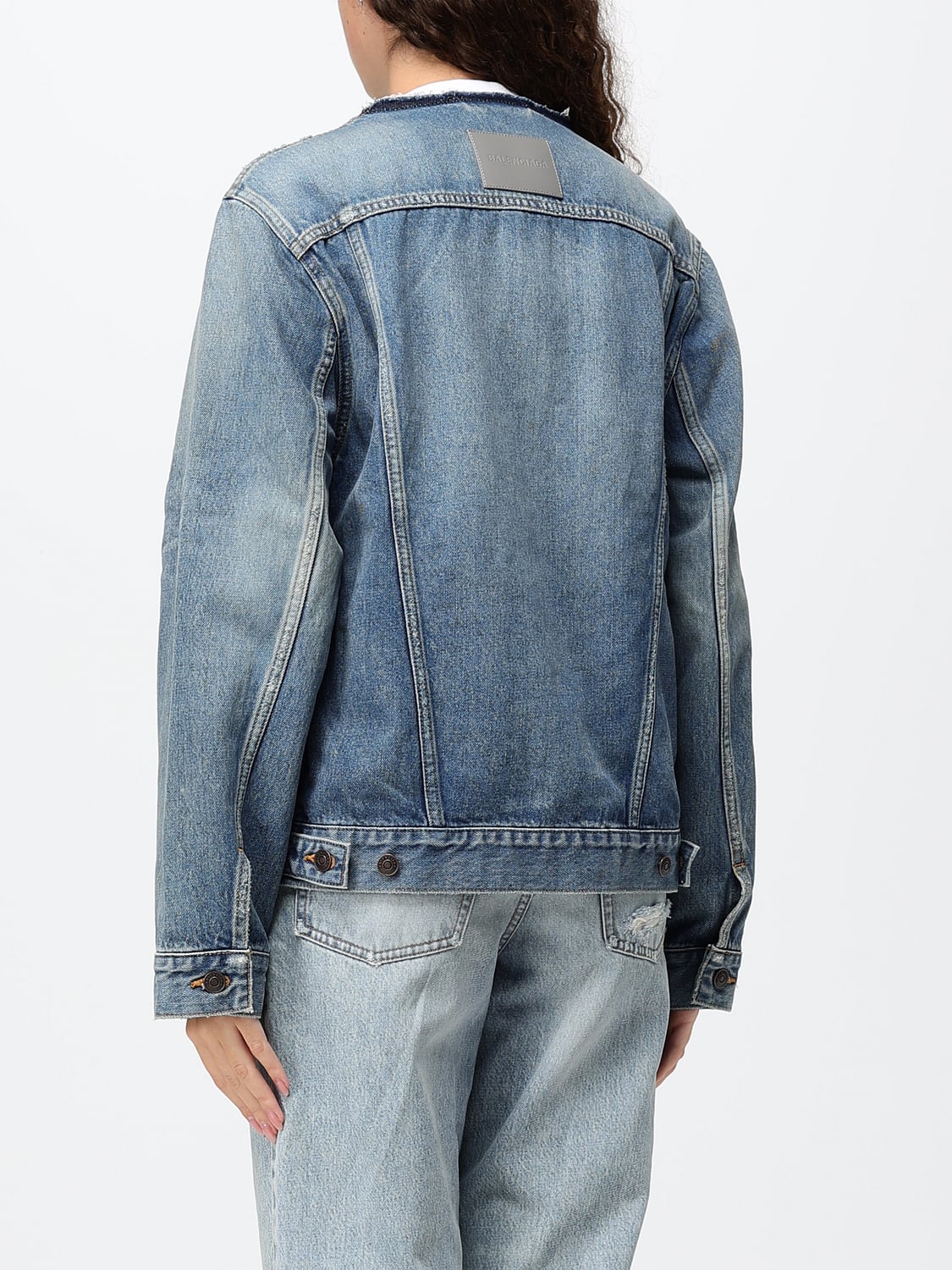 BALENCIAGA CHAQUETA: Chaqueta vaquera corta slim fit Balenciaga de denim blanqueado con cuello redondo, Azul Oscuro - Img 3